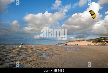 Kitesurfer am Wissant Strand der Normandie Frankreich Stockfoto