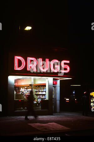 1980ER JAHRE DROGERIE BEI NACHT ROSA NEON SIGN DROGEN Stockfoto