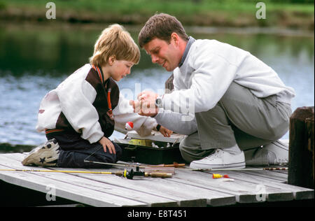 MANN UND JUNGE DOCK-VATER UND SOHN ANGELN AUF Stockfoto