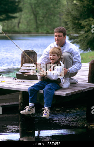 MANN UND JUNGE DOCK-VATER UND SOHN ANGELN AUF Stockfoto