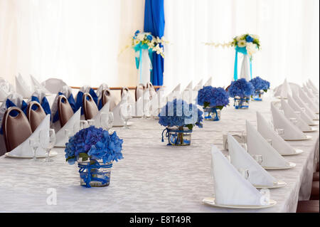 Hortensie Blumen in Glasvasen auf festlich gedeckten Tisch mit Besteck. Stockfoto