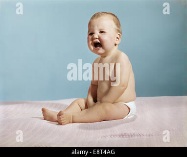 1960S 1970S SITZEN BABY WEINT WÜTEND Stockfoto