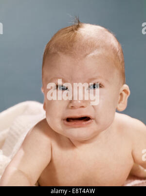 1960ER JAHREN WEINEN BABY MIT WÜTEND MEINE MIMIK, BLICK IN DIE KAMERA Stockfoto