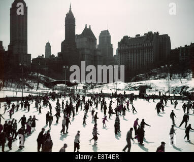 1950ER JAHRE GROßE ANZAHL VON MENSCHEN EISLAUFEN AUF DEM WOLLMAN RINK CENTRAL PARK MANHATTAN NEW YORK CITY USA Stockfoto