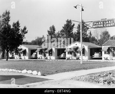 1940ER JAHRE MOTOR 4 KABINEN MIT GEPARKTEN AUTO & MARKISE AN DER PARK LANE GERICHT IN PHOENIX AZ Stockfoto