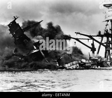 7. DEZEMBER 1941 TAG DER INFAMIE SCHLACHTSCHIFF USS ARIZONA IN PEARL HARBOR HI NACH ÜBERRASCHUNGSANGRIFF DURCH JAPANISCHE LUFTSTREITKRÄFTE DER 1940ER JAHRE Stockfoto