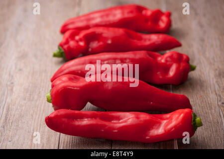 Rote Paprika auf einem Holztisch Stockfoto