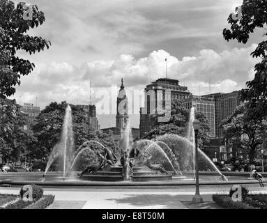 1950ER JAHREN PHILADELPHIA PA USA SÜDOSTEN AN SWANN BRUNNEN AM LOGAN CIRCLE, RATHAUSTURM SUCHEN Stockfoto