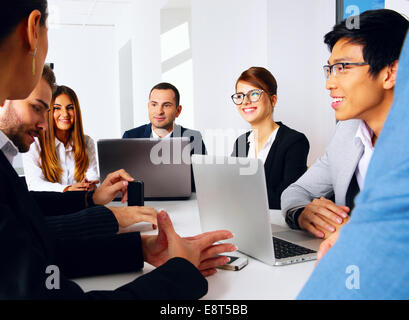 Geschäftsleute treffen im Büro Stockfoto