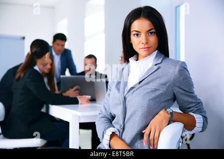 Geschäftsfrau, die sitzen auf dem Bürostuhl vor Business-meeting Stockfoto