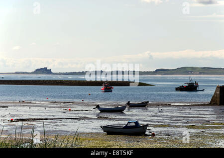 Blick nach Süden in Richtung Bamburgh Castle vom Hafen auf der Insel Lindisfarne (Holy Island), North East England. Stockfoto