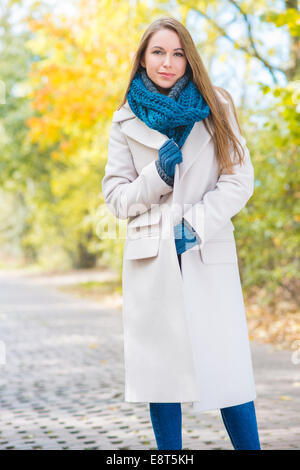 Frau mit langen Mantel draußen im Herbst Stockfoto