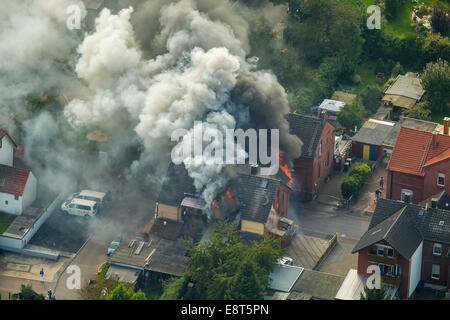 Feuer in einem Zechenhaus Gebäude, Gustavstraße Straße, Antenne, Bönen, Ruhr, Nordrhein-Westfalen, Deutschland Bezirk Stockfoto