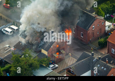 Feuer in einem Zechenhaus Gebäude, Gustavstraße Straße, Antenne, Bönen, Ruhr, Nordrhein-Westfalen, Deutschland Bezirk Stockfoto