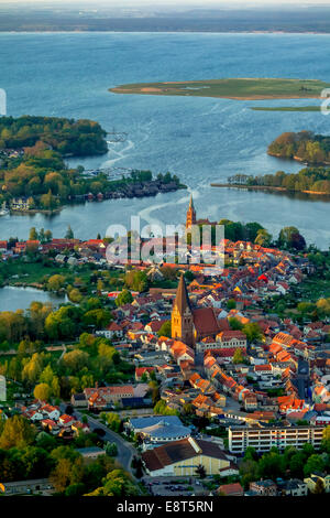 Luftaufnahme, Stadt Röbel, Kirche St. Nikolai an der Front und der Marienkirche auf der Rückseite Stockfoto