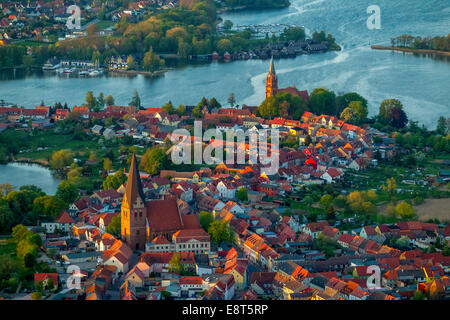 Luftaufnahme, Stadt Röbel, Kirche St. Nikolai an der Front und der Marienkirche auf der Rückseite Stockfoto