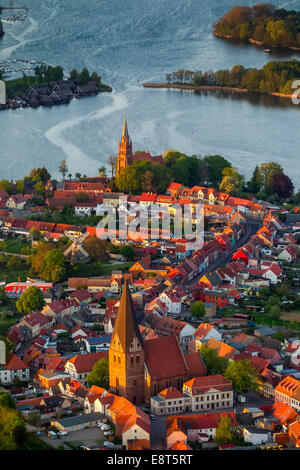 Luftaufnahme, Stadt Röbel, Kirche St. Nikolai an der Front und der Marienkirche auf der Rückseite Stockfoto