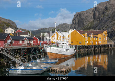 Häuser und Hafen im Dorf Nusfjord auf Flakstadøya Island, Lofoten, Nordland, Norwegen Stockfoto