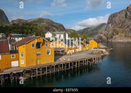 Häuser und Hafen im Dorf Nusfjord auf Flakstadøya Island, Lofoten, Nordland, Norwegen Stockfoto