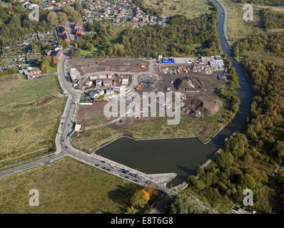 Luftaufnahme von Neubauwohnungen auf einen braunen Wiese in Großbritannien gebaut Stockfoto