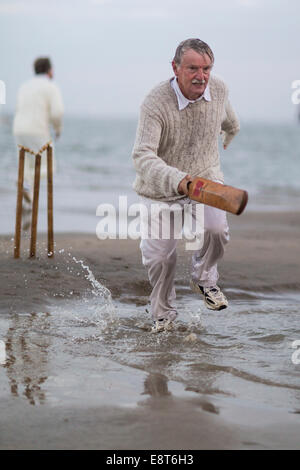 Aktion während der jährlichen Brambles Cricket match zwischen Mitgliedern der Island Sailing Club und Royal Southern Yacht Club auf Stockfoto