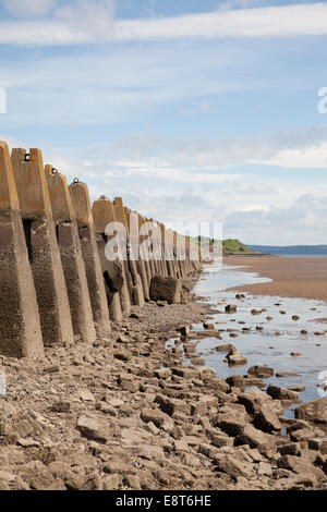 Cramond Island Causeway mit konkreten Pylonen (Drachenzähne) Stockfoto