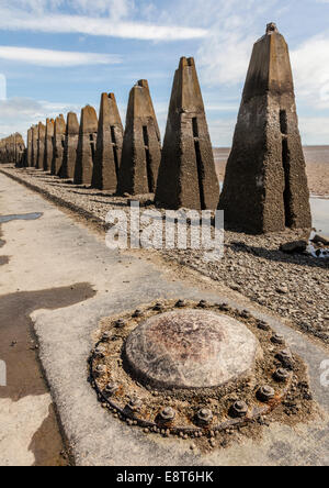 Cramond Island Causeway mit konkreten Pylonen (Drachenzähne) Stockfoto