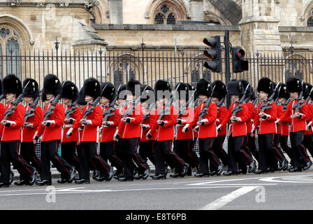 London, England, Vereinigtes Königreich. Zustand-Öffnung des Parlaments 4. Juni 2014. Die Welsh Guards marschieren vorbei Parlament Stockfoto