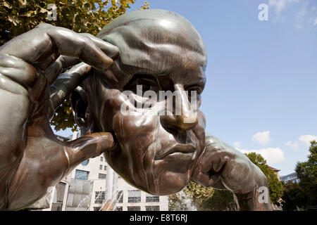 "Denkpartner" Bronze-Skulptur des Schweizer Bildhauers Hans-Jörg Limbach, vor Friedrichsbau Gebäude in Börsenplatz Stockfoto