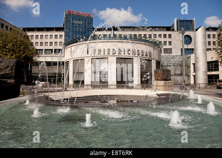 Brunnen vor dem Friedrichsbau Gebäude der L-Bank bzw. Landesbank Baden-Württemberg am Börsenplatz-Platz, Stuttgart Stockfoto