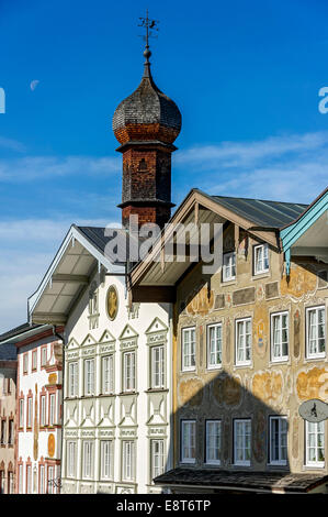 Altes Rathaus in die Häuserzeile an der Marktstraße Straße, Bad Tölz, obere Bayern, Bayern, Deutschland Stockfoto