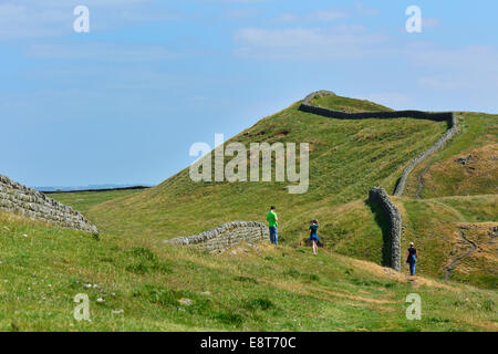 Der Hadrianswall Mäandern durch die Landschaft, römisches Kastell Housesteads, Haydon Bridge, Hexham, Northumberland, England Stockfoto