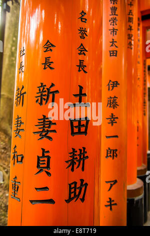 Inschriften auf der Torii oder Tore, Fushimi Inari-Taisha Schrein, Kyoto, Japan Stockfoto