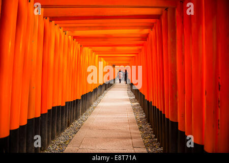 Torii oder Tore zum Inneren Heiligtum, Fushimi Inari-Taisha Schrein, Kyoto, Japan Stockfoto