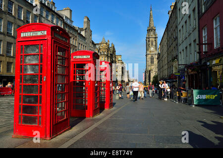 Typische rotes Telefon-Boxen in der High Street, Edinburgh, Schottland, Vereinigtes Königreich Stockfoto