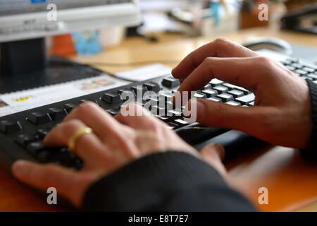 Hände auf einer Computertastatur tippen Stockfoto
