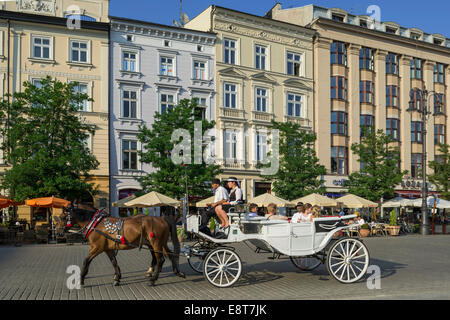 Pferdekutsche auf dem Hauptplatz von Rynek Główny, Altstadt von Stare Miasto, Kraków, Woiwodschaft Kleinpolen, Polen Stockfoto