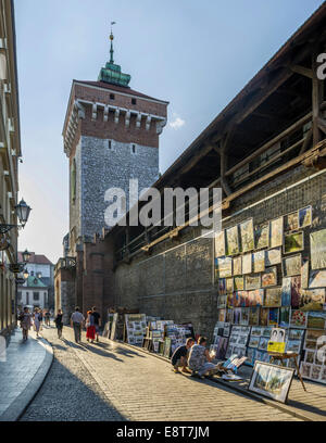 Künstler verkauft seine Gemälde an der alten Stadtmauer, St. Florian's Tor und Zinnen, Stare Miasto Altstadt, Kraków Stockfoto