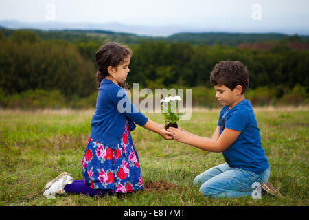 Kinder im Garten, im park Stockfoto