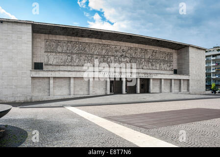 Monumentalen Fries, als der römische Kaiser zu Pferd, Casa del Fascio ehemaligen Parteizentrale der Faschisten Mussolini Stockfoto