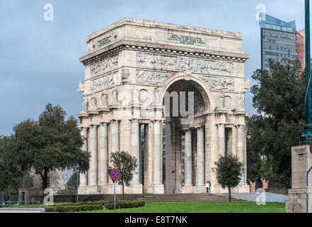 Triumphal Bogen Arco della Vittoria, Architektur des italienischen Faschismus unter Mussolini, Piazza della Vittoria, Genua, Ligurien Stockfoto