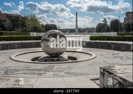 Welt aus Stein und quadratisch mit Marmor Mosaik hinter Mussolini Obelisk, Foro Italico, Sportanlage, 1928-1938, Rom, Latium Stockfoto