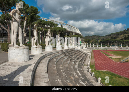 Marmor-Stadion, inspiriert von den antiken, monumentalen Statuen, Sportkomplex Foro Italico, 1928-1938, Rom, Lazio, Italien Stockfoto