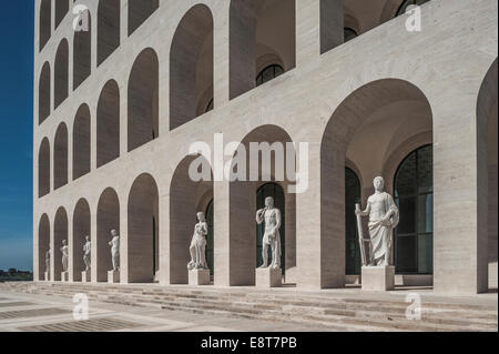 Palazzo della Civiltà Italiana, Palast der italienischen Kultur, auch bekannt als das Colosseo Quadrato, abgeschlossen im Jahre 1943, EUR Stockfoto