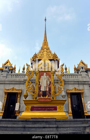 Porträt von König Bhumibol Adulyadej oder Rama IX, am Tempel des goldenen Buddha oder Wat Traimit, Bangkok, Thailand Stockfoto