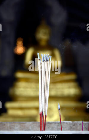 Weihrauch-sticks vor einer Buddha-Statue, Wat Traimit Tempel, Bangkok, Thailand Stockfoto