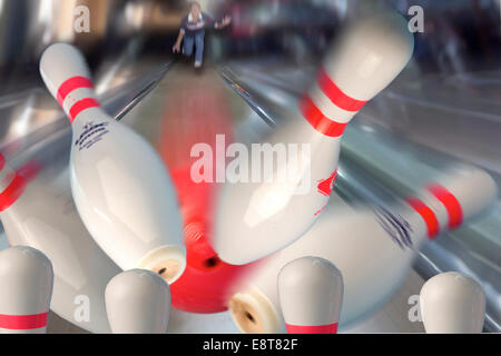 Bowling-Pins von einer roten Bowlingkugel getroffen Stockfoto