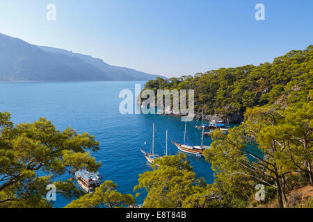 Ausflugsboote anlegen von Ölüdeniz nahe Fethiye, Provinz Muğla, Lykische Küste, Lykien, Ägäis, Türkei Stockfoto