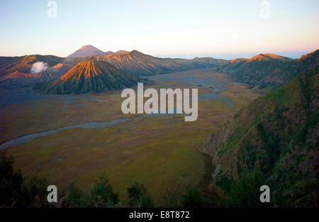 Mount Bromo, Rauchen, Mount Batok, rechts, Mount Kursi und Mount Gunung Semeru auf der Rückseite, Vulkane Bromo-Tengger-Semeru Stockfoto