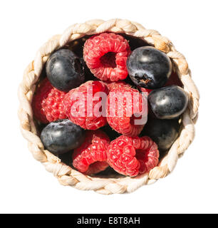 Himbeeren und Heidelbeeren In Korb isoliert Stockfoto